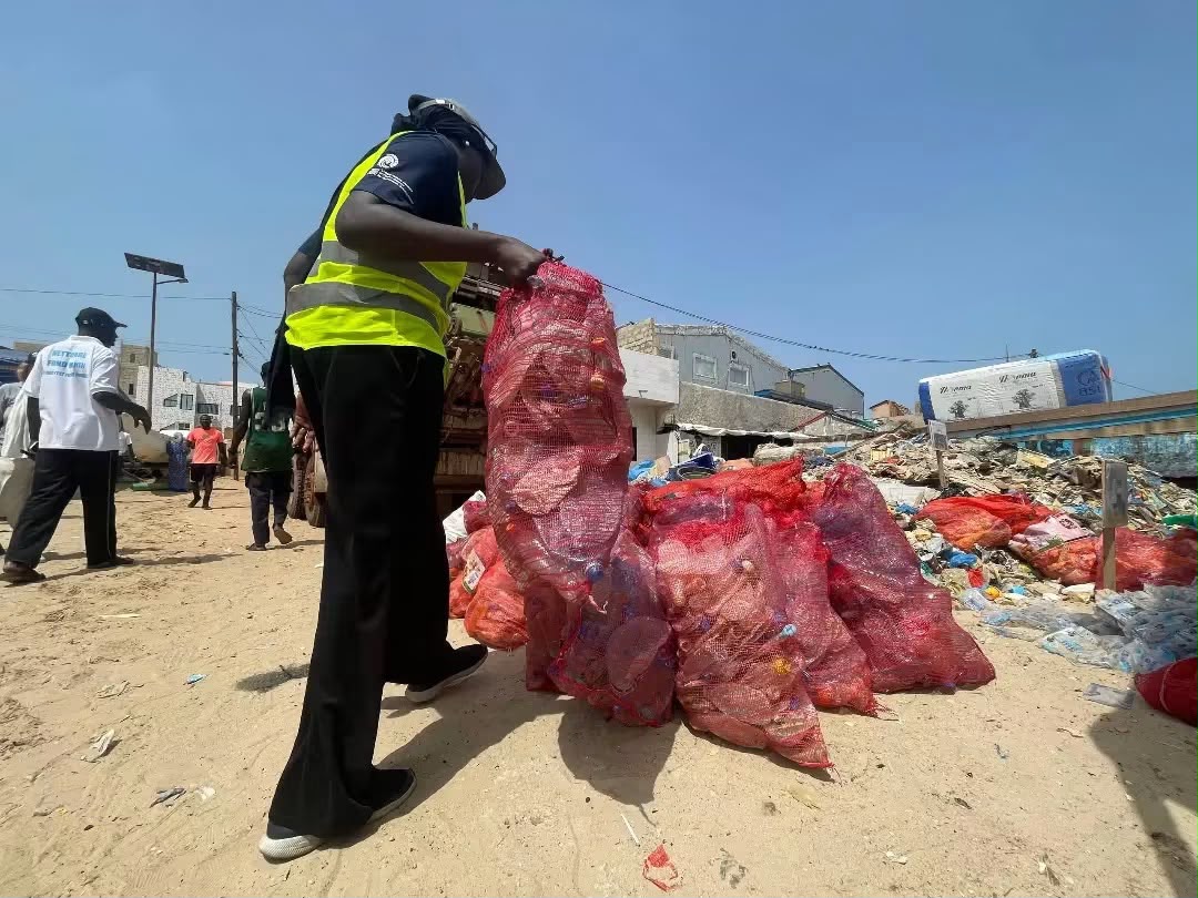 Plus de 11 tonnes de déchets extraites des fonds marins à Yoff